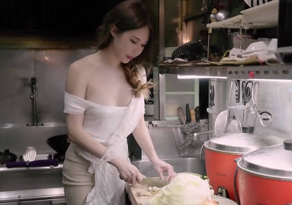 辛尤里-廚房禁忌戀！主廚趁亂狂摸老闆娘 濕身誘惑難抗拒