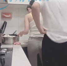 趁大哥不在家小弟深夜突襲人妻客廳激情纏綿強制高潮