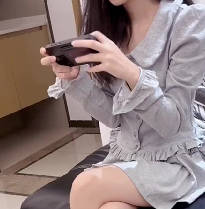 趁妹妹專注打機時從後突襲 遊戲聲掩蓋激烈喘息完整實錄