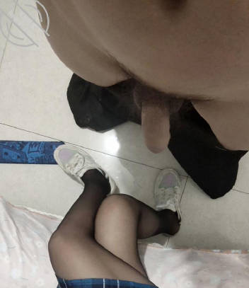 趁女兒閨蜜來作客 沙發激情後入濕身誘惑直搗花心